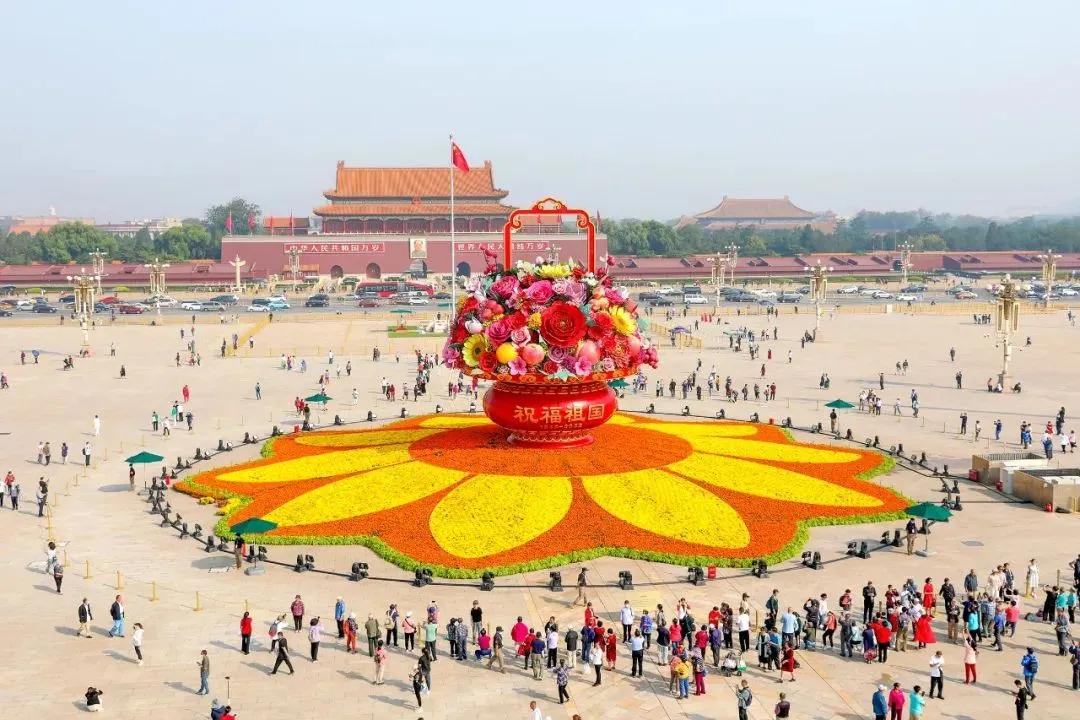 如果你没预约天安门广场，也没带身份证，那你是不能从长安街两侧走着经过的，想从天安