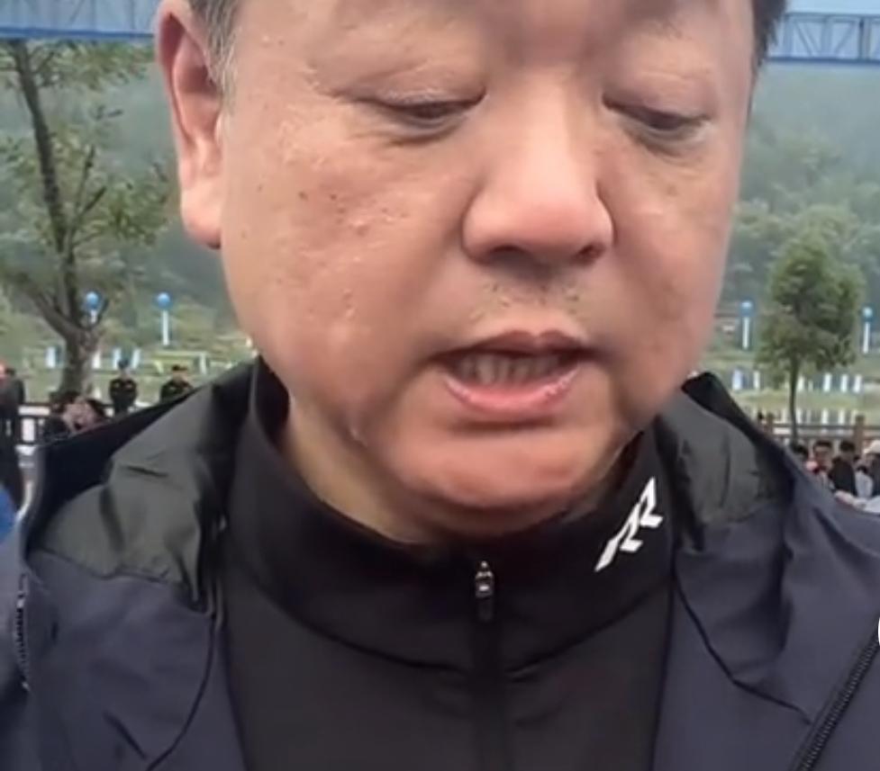 现在最头疼应该是麻阳廖大哥了，张雪把麻阳带火之后，到现在还欠1000多万的货。这