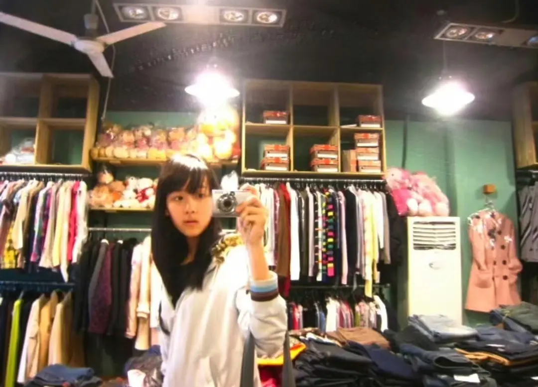 她长了一张汉语言文学的脸，但是很擅长研究牛顿第三定律和宇宙逃逸速度