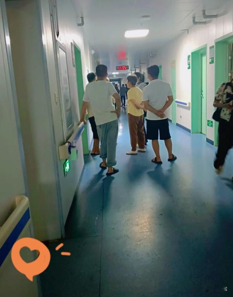 深夜赶往急诊洗胃，原本以为这会是我人生里最为狼狈的一刻，不曾想竟意外撞见一幕堪比