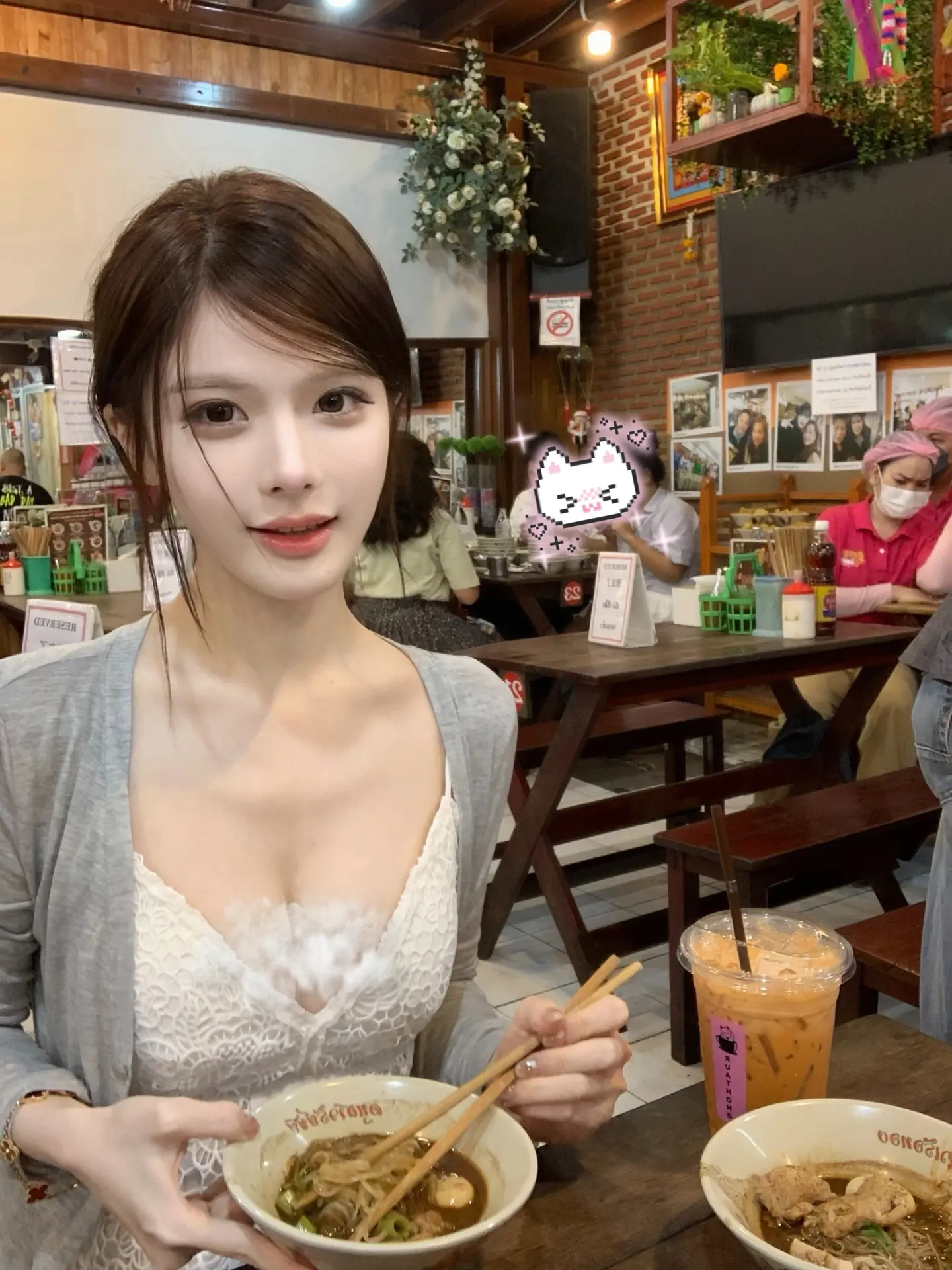 三个萌妹子怒吃十三碗的船面