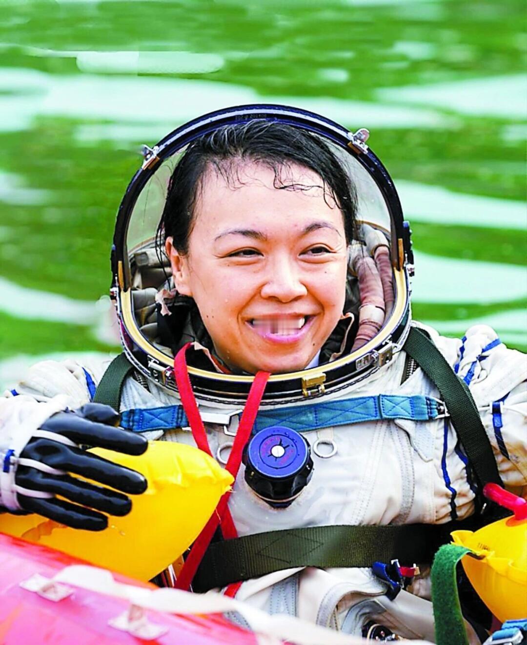 40岁的黎家盈，是被自己老公送上天的。

很难想象为了支持老婆的事业和梦想，身为