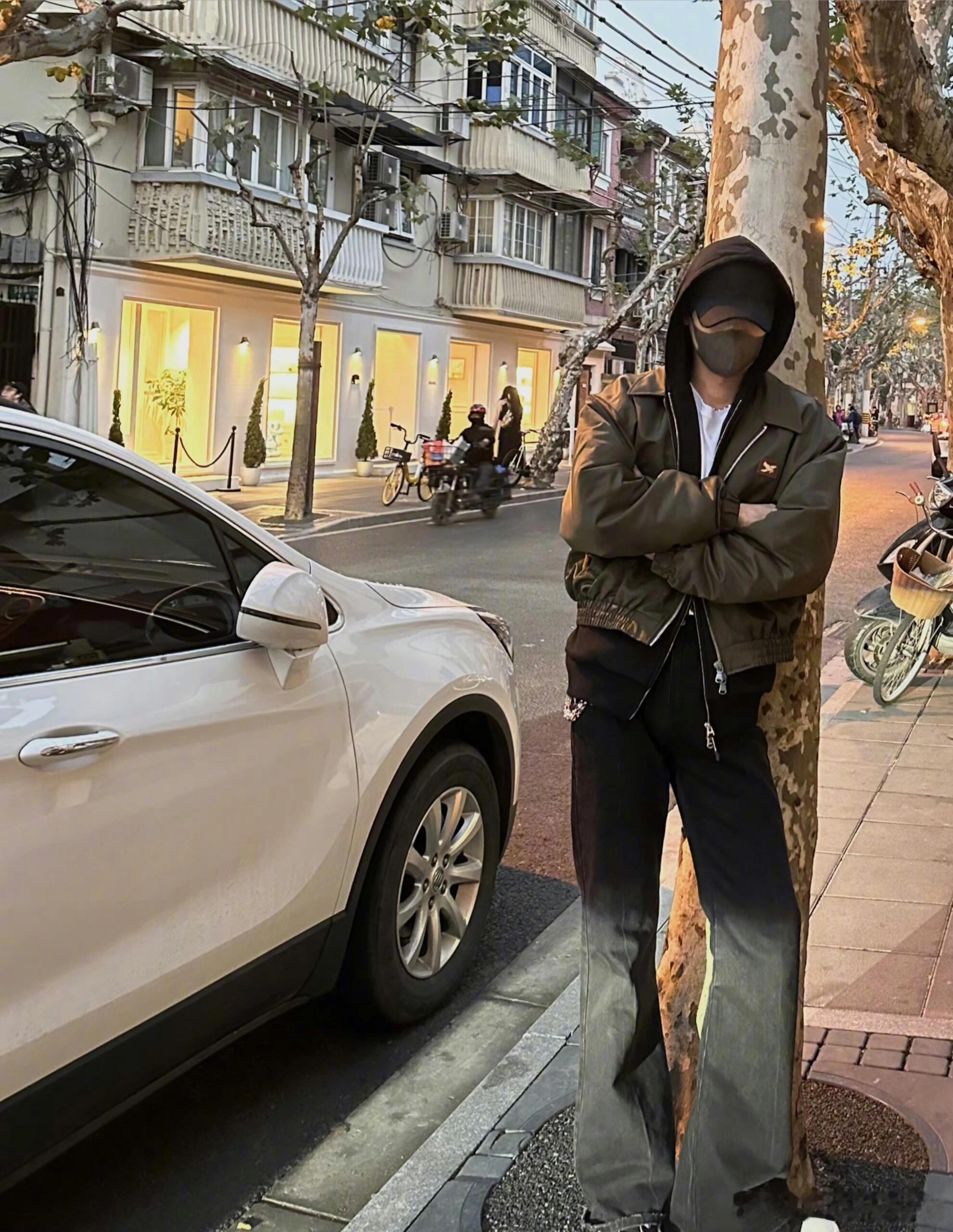 就喜欢白敬亭身上这股潮男味～ ​​​
