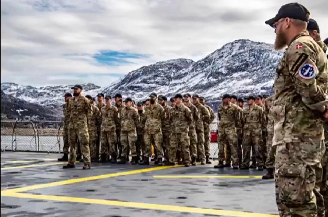 你没猜错，就是被特朗普在专机羞辱为“狗拉雪橇”的军人，在岛上美军基地里受训，和美
