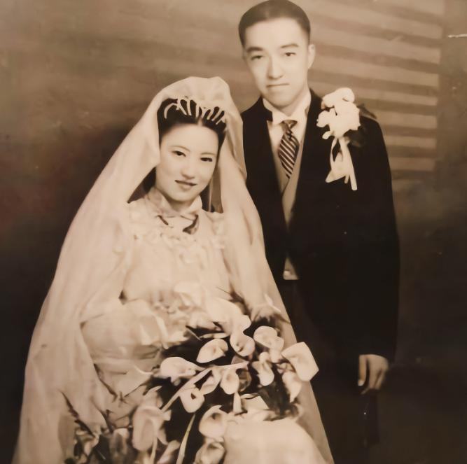 大汉奸拖着10亿法币投奔新四军，陈毅愣了：你到底是谁？

1945年的上海滩，有