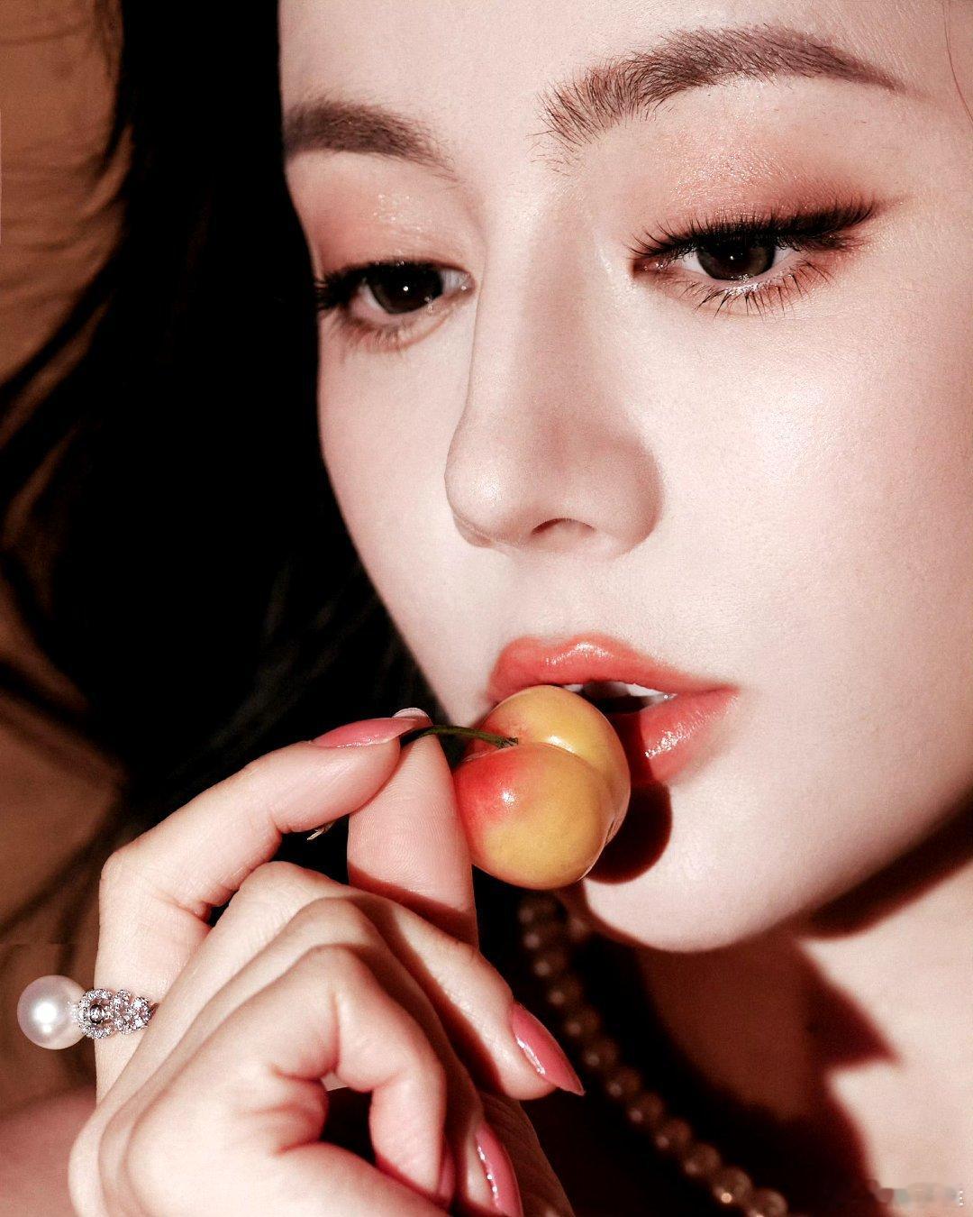 迪丽热巴VOGUE拍好了那就期待美神二登Vogue，and解锁单人封！ 