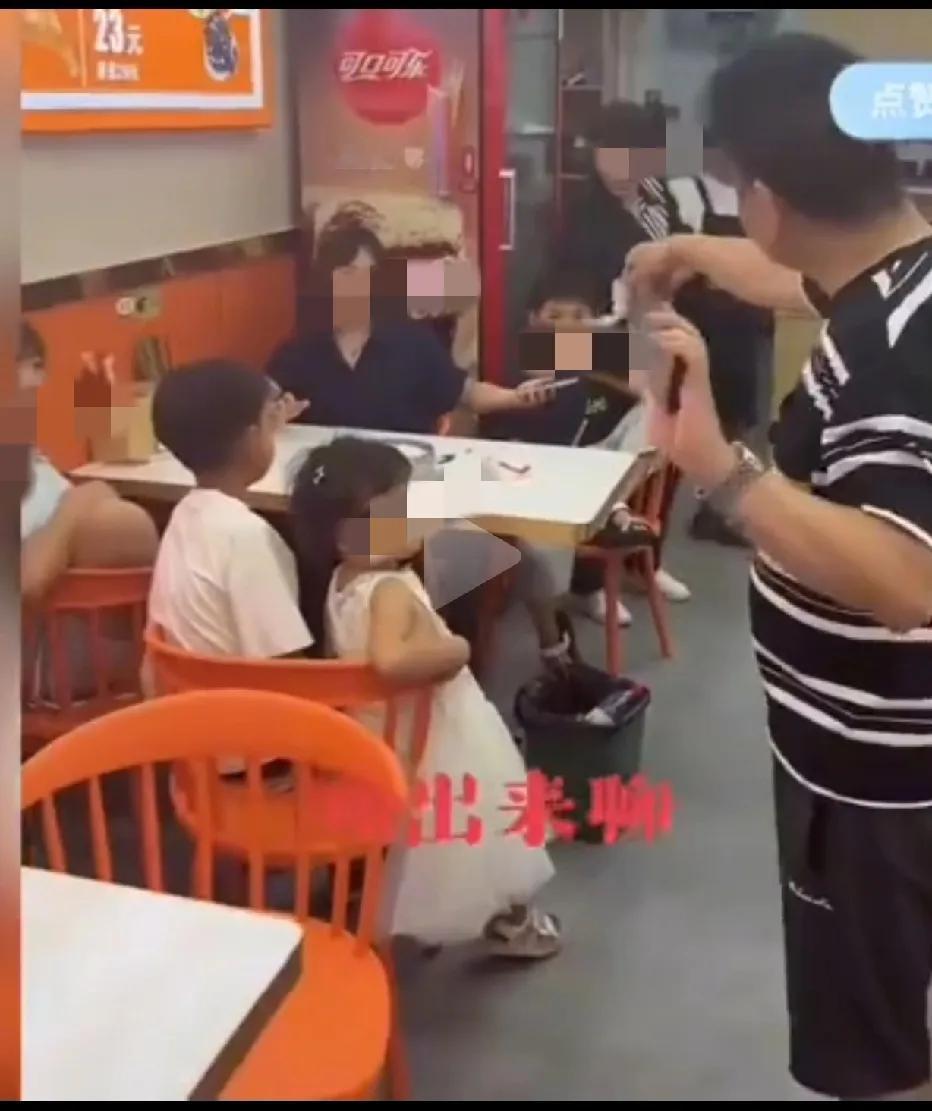 真正懂得因果的人，从来都不会随便占他人便宜。
河南郑州，三个女子带着四个孩子，在