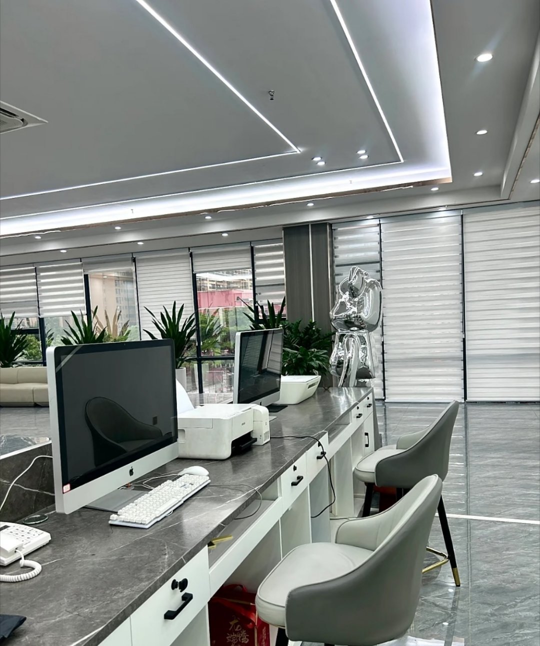 离家近工资低vs离家远工资高其实不用纠结内耗。离家近胜在安稳省心，省下奔波时间经