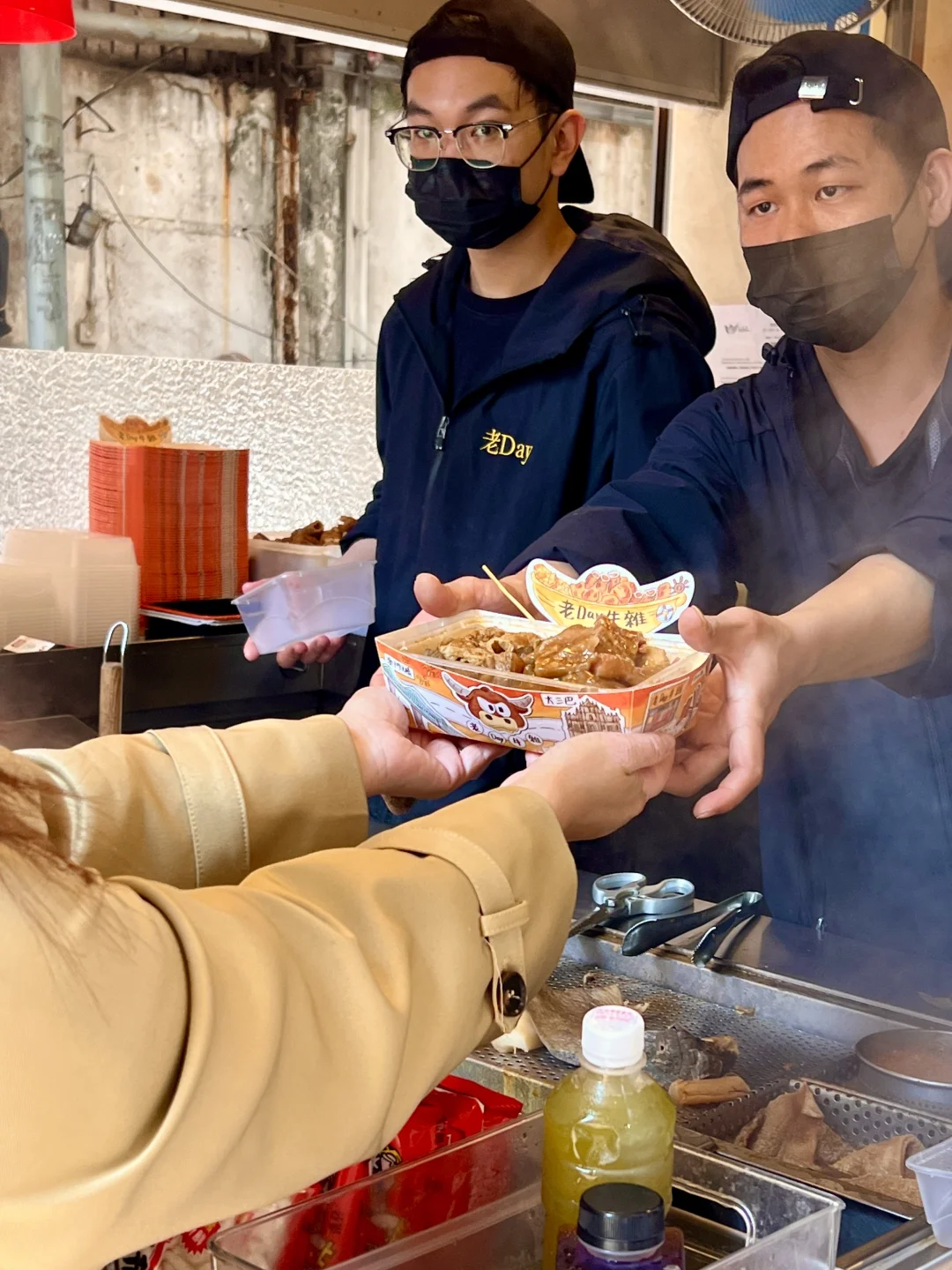 澳门旅游拉着行李箱去吃地道烟火气的老day