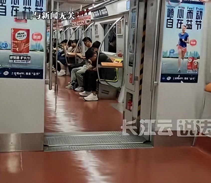 小仙女碰不得？一场地铁摔倒引发的索赔风波。


每天早晚高峰，几百号人挤在一节车