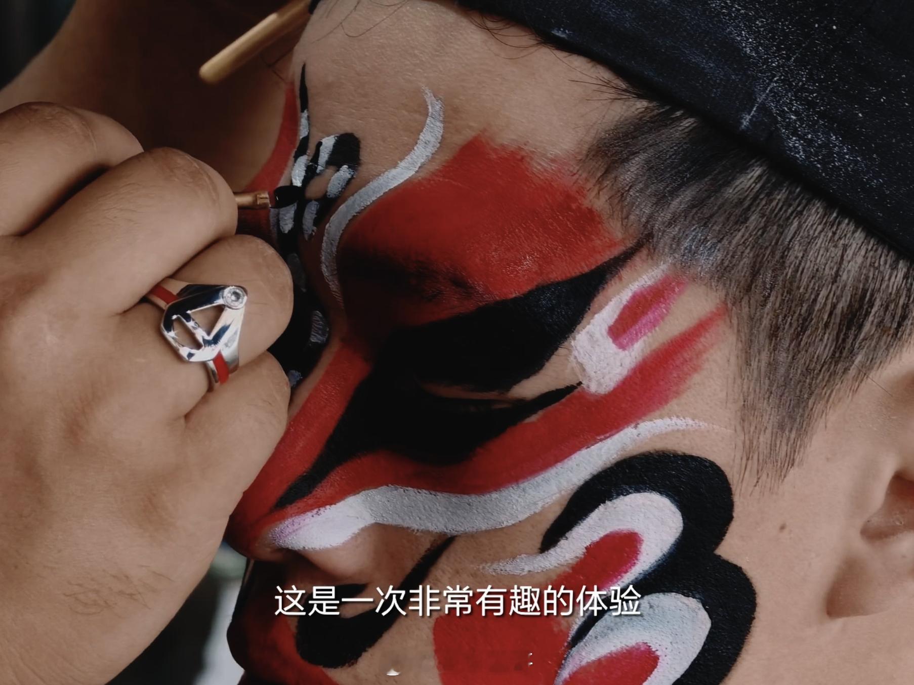 年轻一代的非遗理解值得被记录不做非遗的讲述者，只做文化的共创者。镜头捕捉英歌舞的