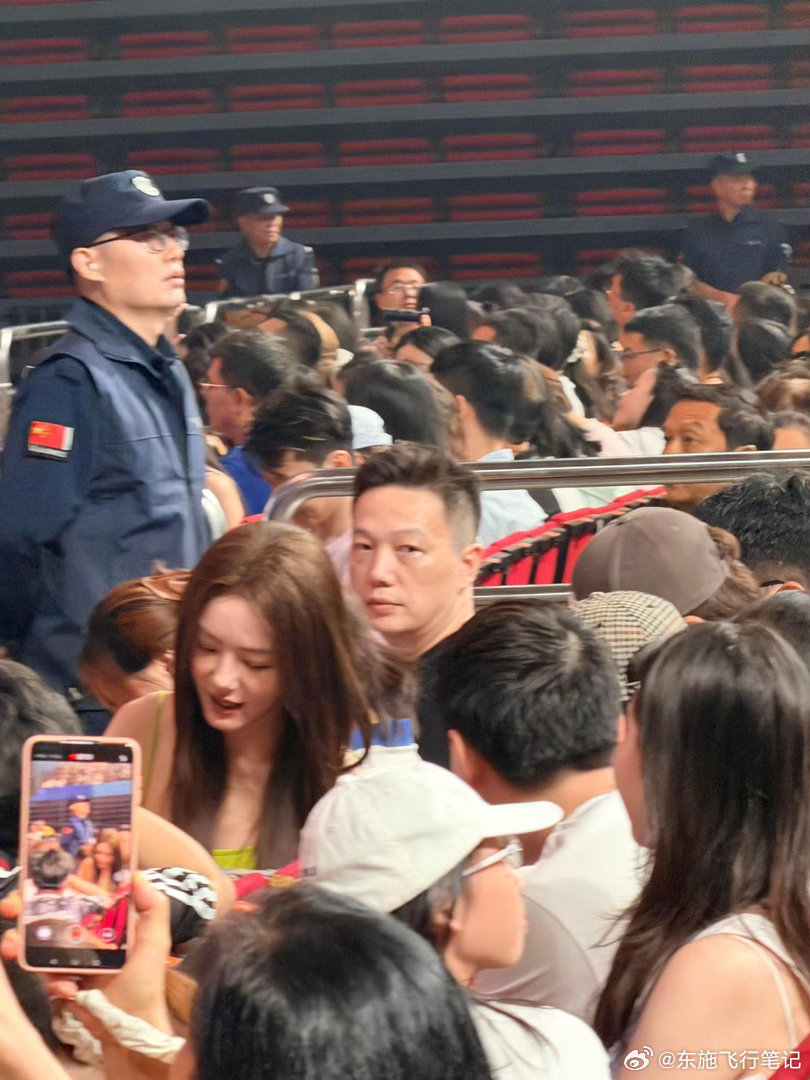 任素汐演唱会偶遇蔡文静蔡文静去了任素汐演唱会任素汐巡演现场惊喜不断，观众拍到蔡文