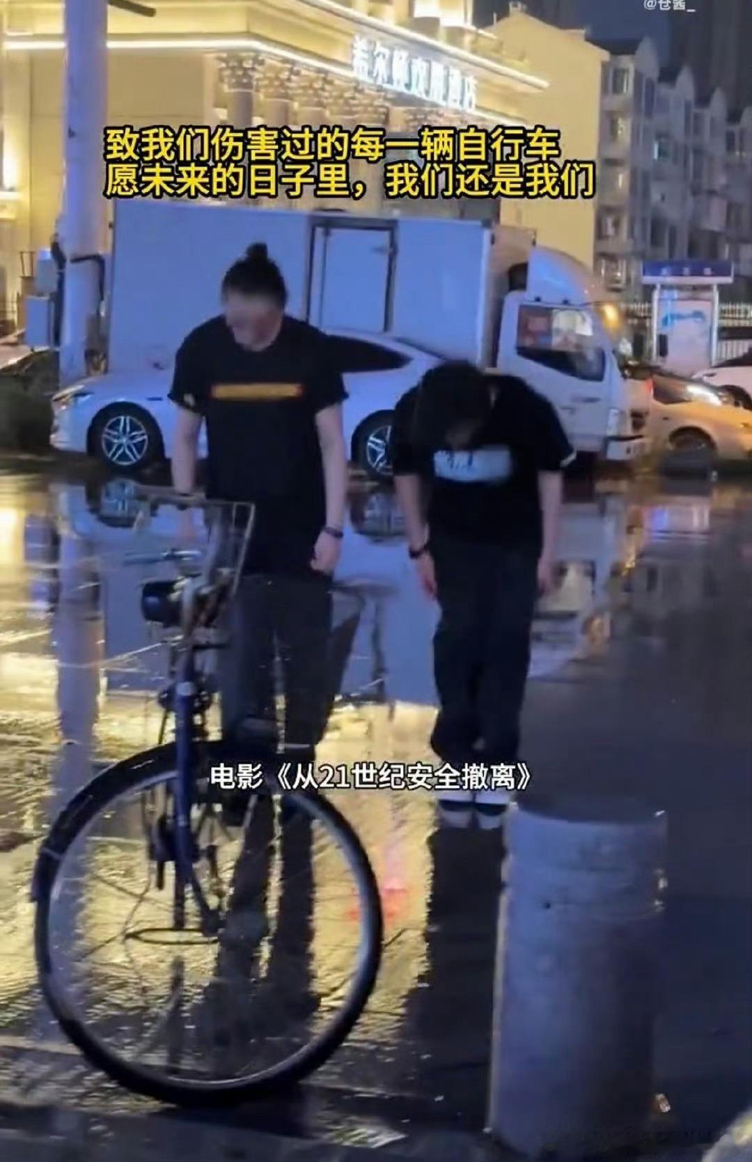 #21世纪抽象人传人现象# 电影《从 21 世纪安全撤离》创造了神奇的一幕，共享