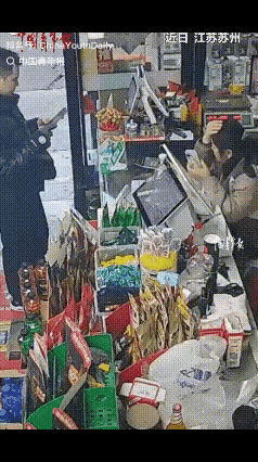 这就是命啊！
苏州这家小超市里，老板娘毫无征兆地栽倒在地。刚掏出手机准备付款的男