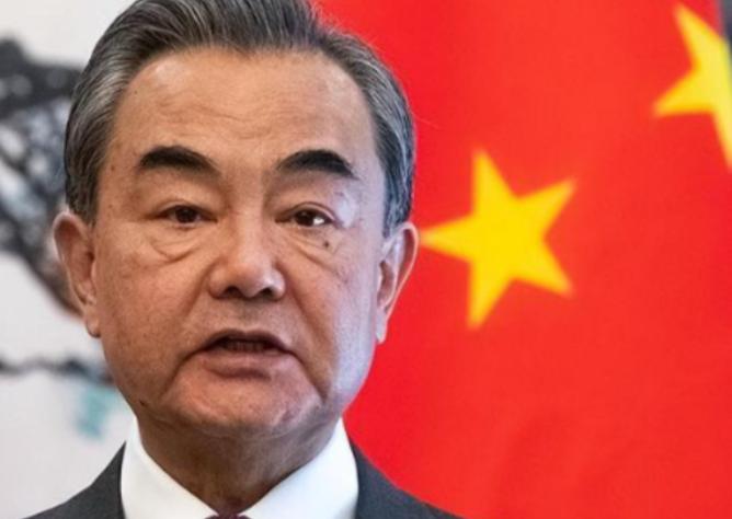 中方已做好准备应战，美国硬逼中国交1750亿罚款，王毅强势还击！这次美国彻底不藏
