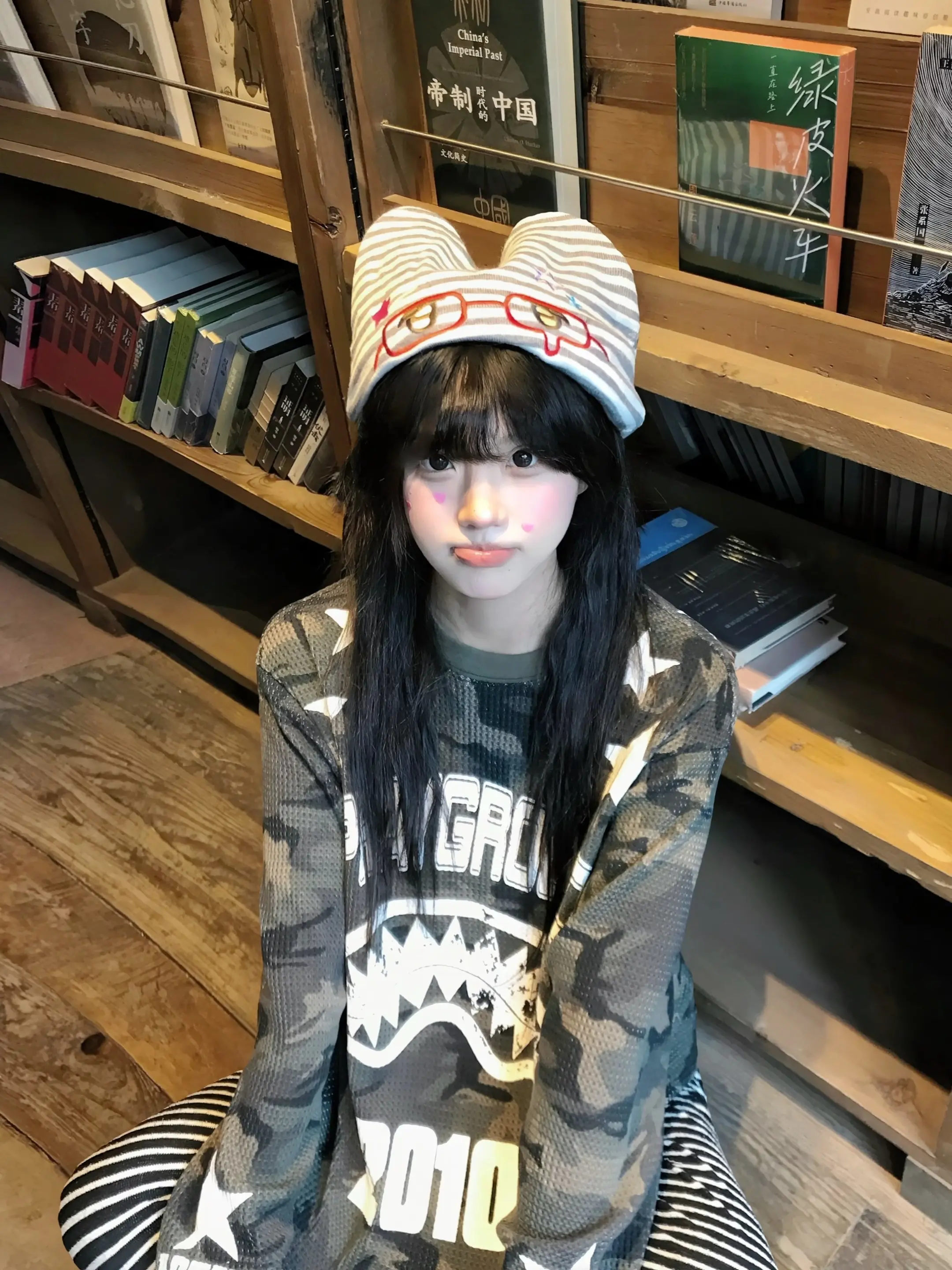 我认识一个女孩 她天真活泼可爱。