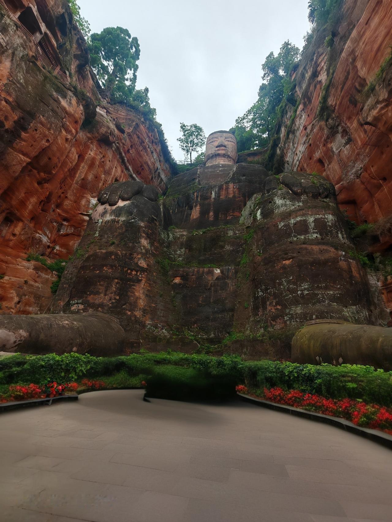 如今这神秘大佛，和想象中差异颇大。先前听闻时，脑海尽是庄严肃穆、神秘莫测之景。可