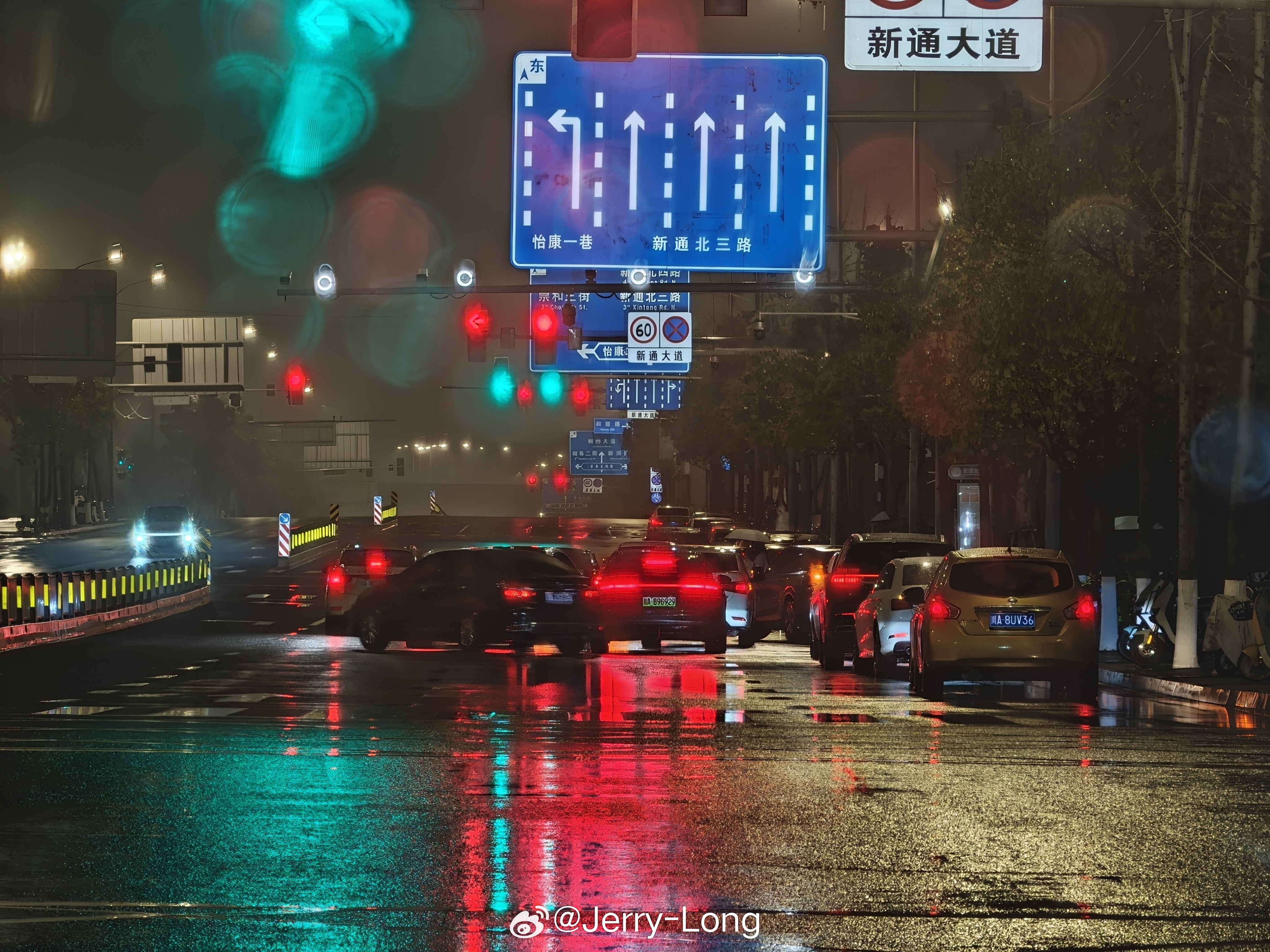 什么公司大半夜才下班 网约车都把公路都堵住了 成都·保利新川天珺