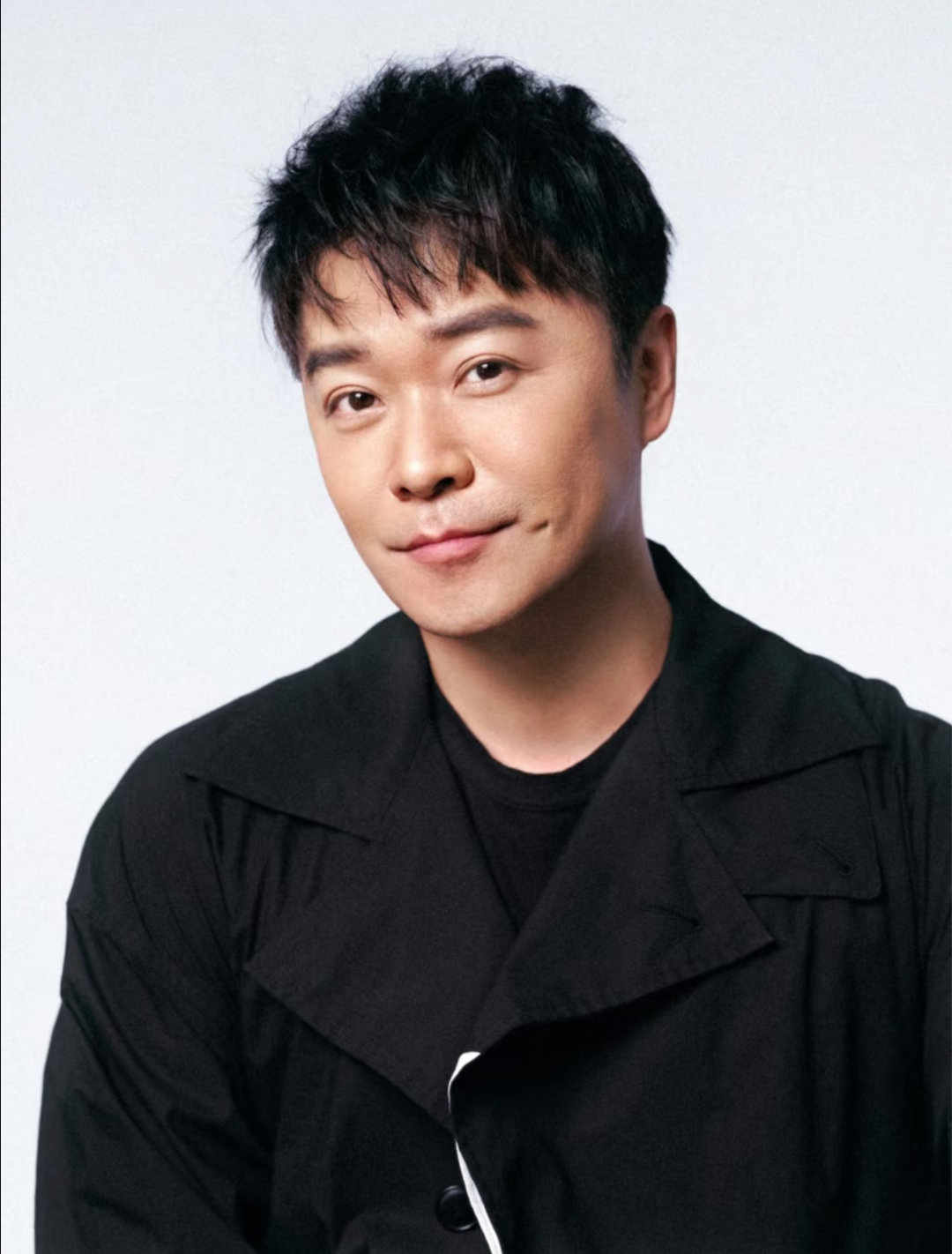 谁能想到陈思诚唱歌这么好听！倾情演绎《10间敢死队》主题曲，嗓音纯粹感染力十足?
