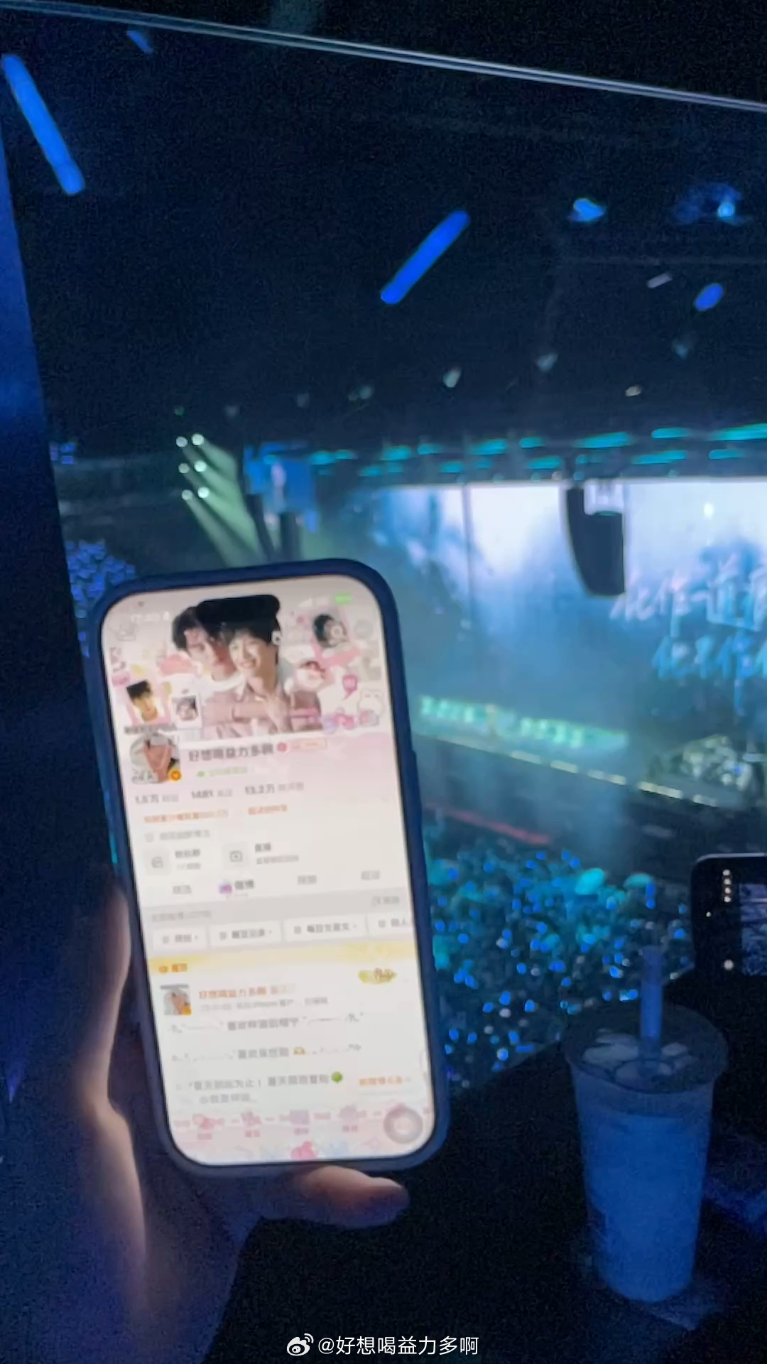徐良老师的🆔合照🈶，本来想要那时雨的合照，朋友说位置太差了，就给我拍了一张呜