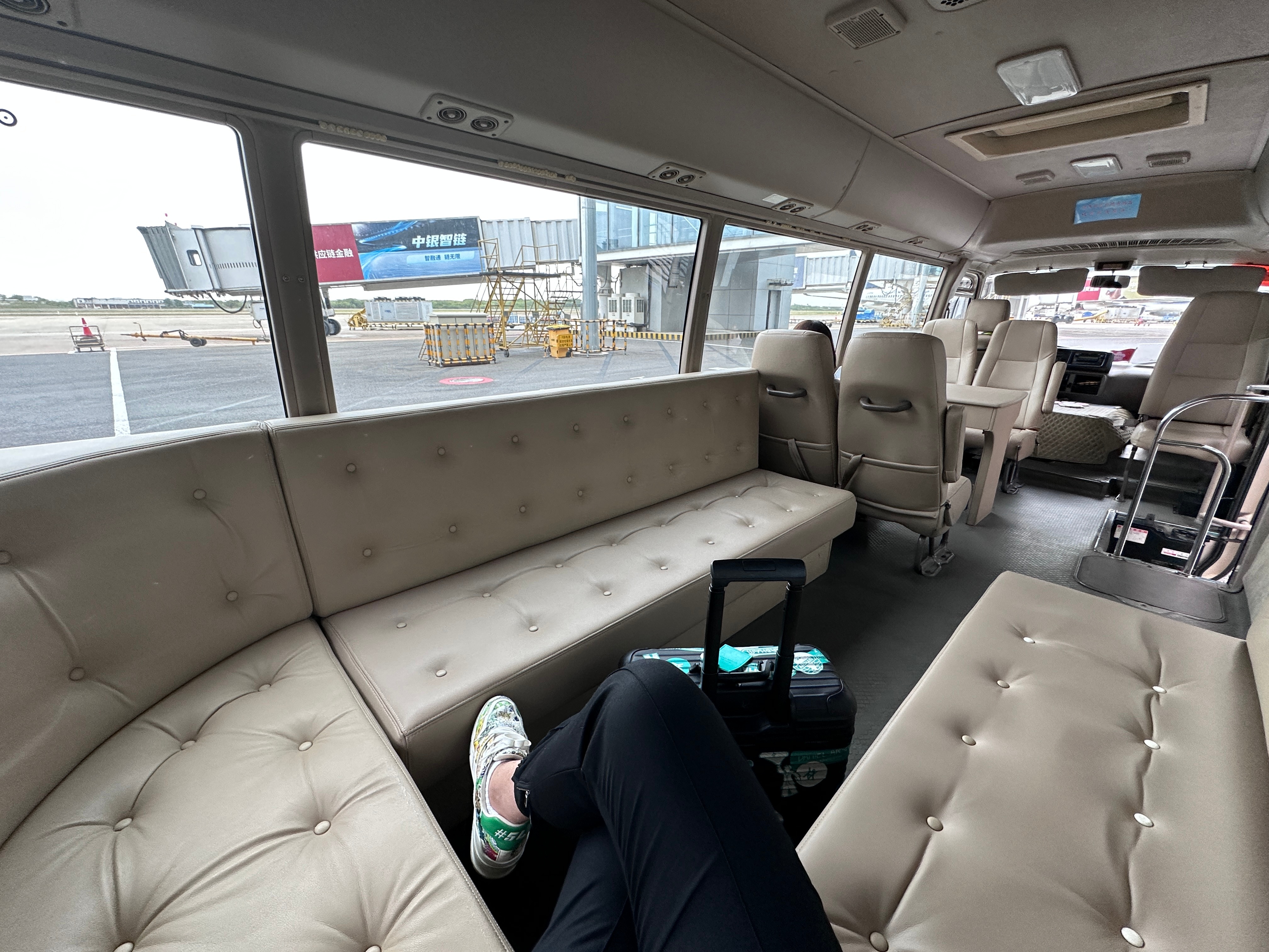我倒是第一次坐这款式的接驳车….  ​​​