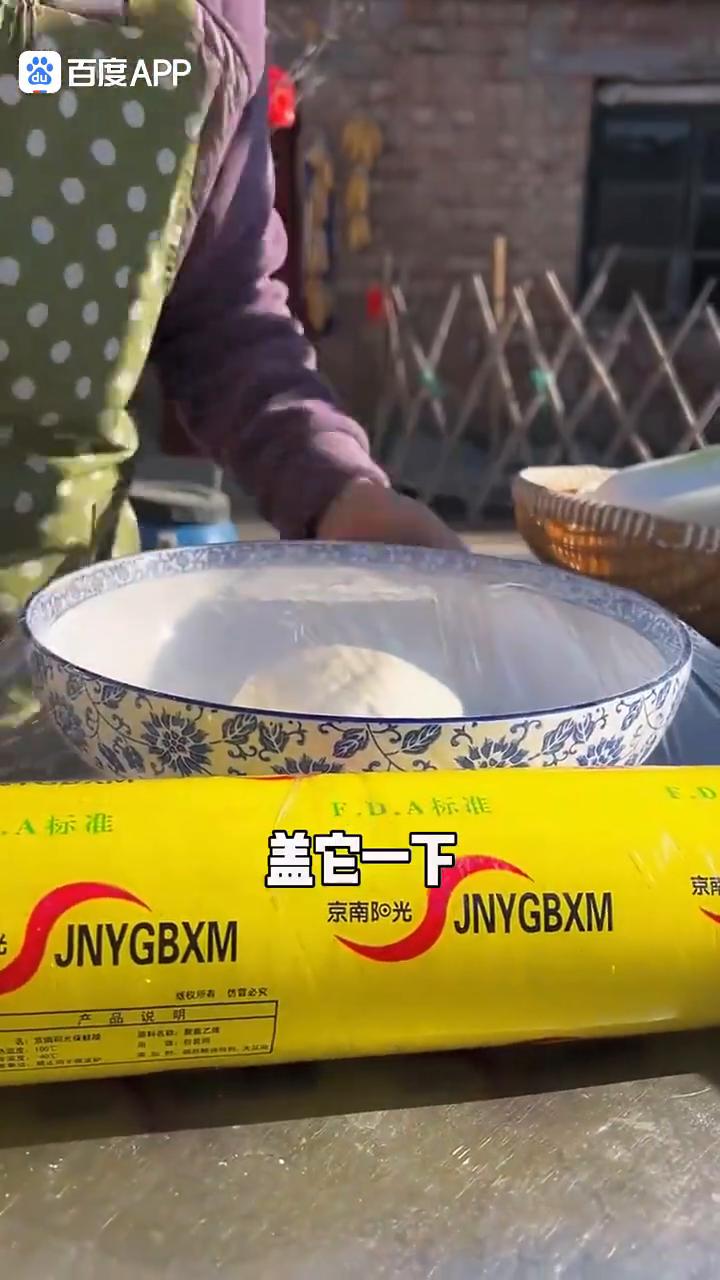 千层猪肉馅饼。
河北人的家常便饭：千层猪肉饼、炝拌腐竹丝。好吃多了，弄点水和面去