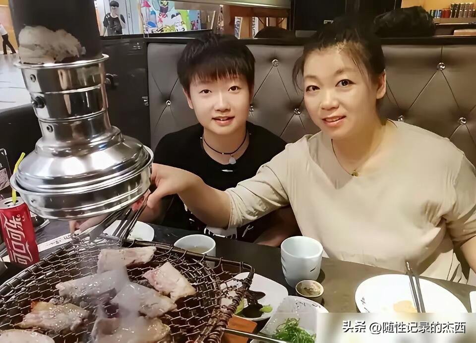 孙颖莎太可爱了，跟妈妈一样的姿势拍照，眼睛像妈妈，但表情和神态像爸爸多一点。五官
