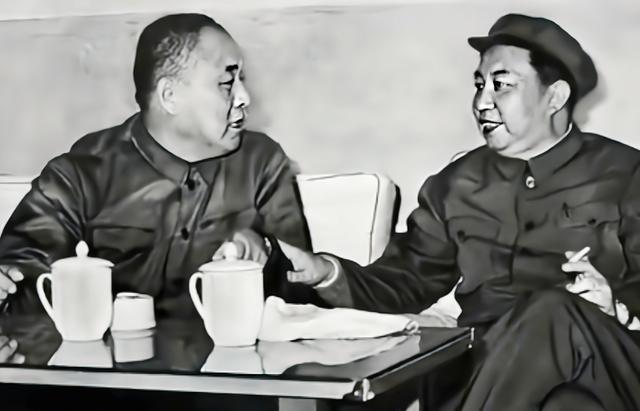 1977年四月在 辽宁省 调研考察的华国锋主席，听取沈阳军区司令员李德生同志汇报