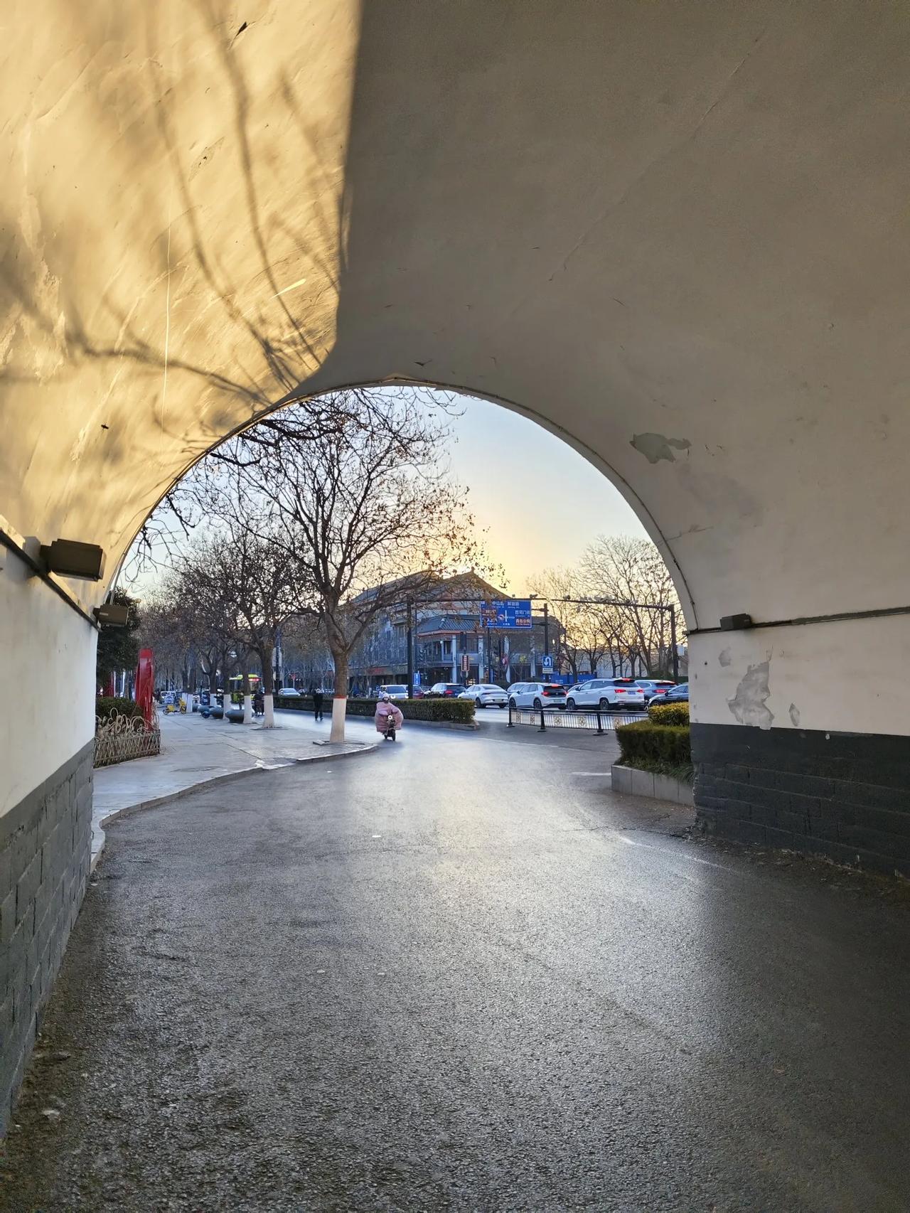 过夷门故地（大隐）

        甲辰冬深，余有开封之行。过夷门故地，想及当