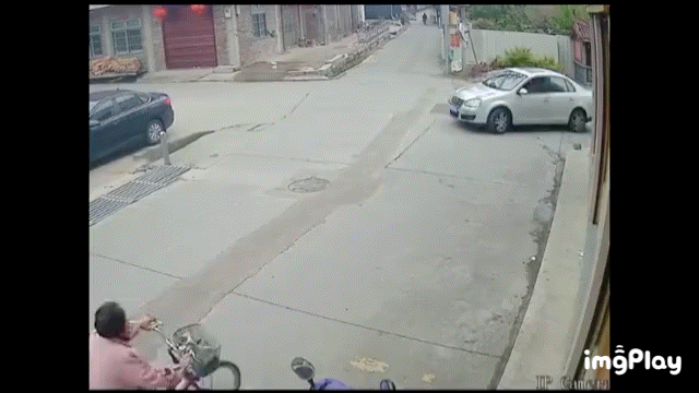 无接触事故扶老人女生该不该担责担责是必然的，无接触事故就是这样。只是这次刚好发生