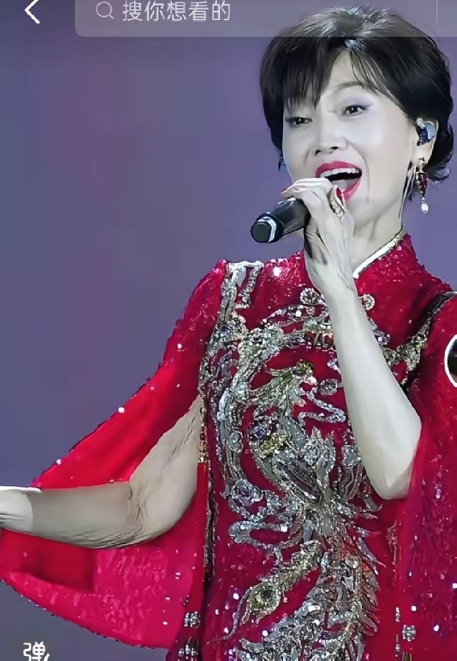 赵雅芝出席活动胳膊成焦点，这是赵雅芝最失败的一次穿搭 