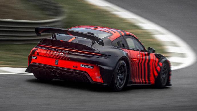 保时捷全新911 GT4 R是基于992代911打造的客户赛车，首次将后置发动机