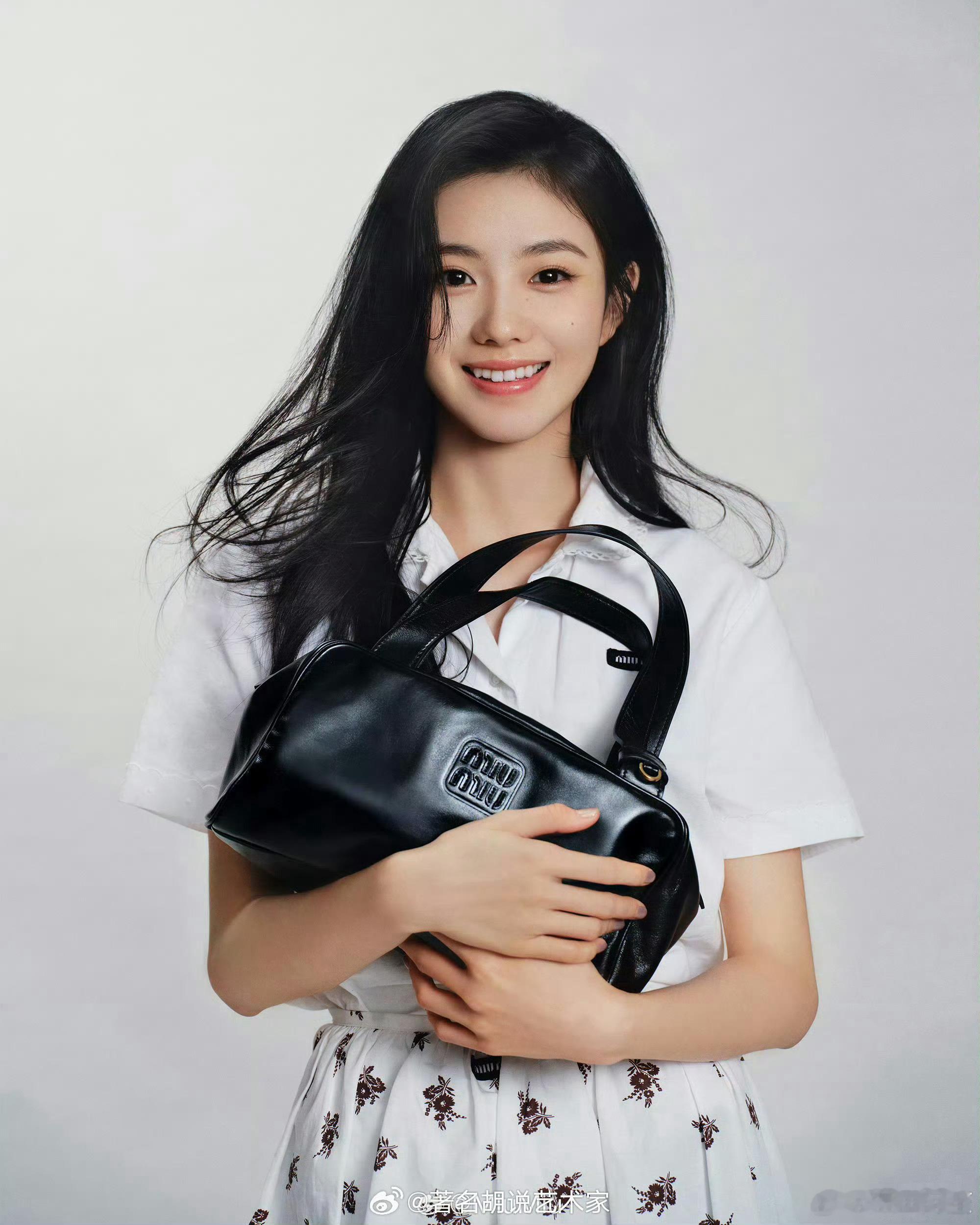 miumiu在大陆真的贯彻品牌定位贯彻的很彻底，只要少女 miumiu签了三个0