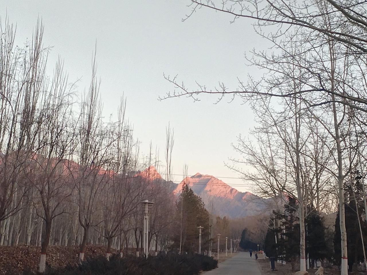 透过云层，旷野上的一切

都被阳光拉得又斜又直

我发现吹着口哨的自己。。。。。