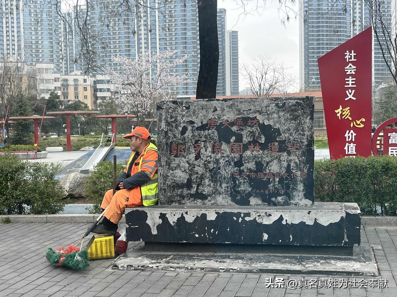 今天在太白南路电子一路，我偶然瞥见了“郭子仪园林遗址”的标识，刹那间，渭南市华州