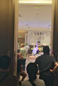 姑娘你这胆子是真的大啥活都敢接，这不得加钱啊。
就是挺好奇他们是怎么说服她去那荡