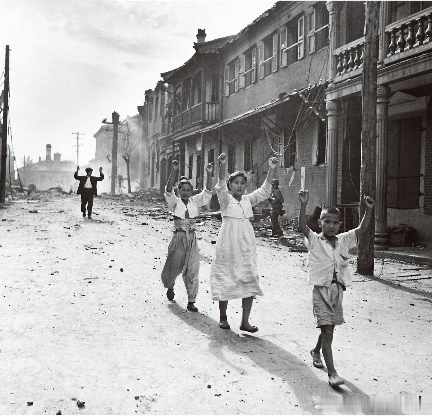 1950年9月15日美军仁川登陆后，民众高举双手走在破坏严重的街上历史影像 ​​