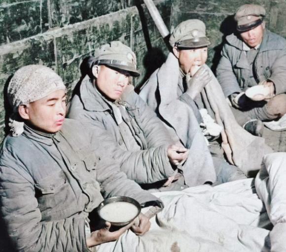 1948 年 12 月，安徽双堆集。国民党一名副班长饿得发慌，摸进解放军阵地讨饭
