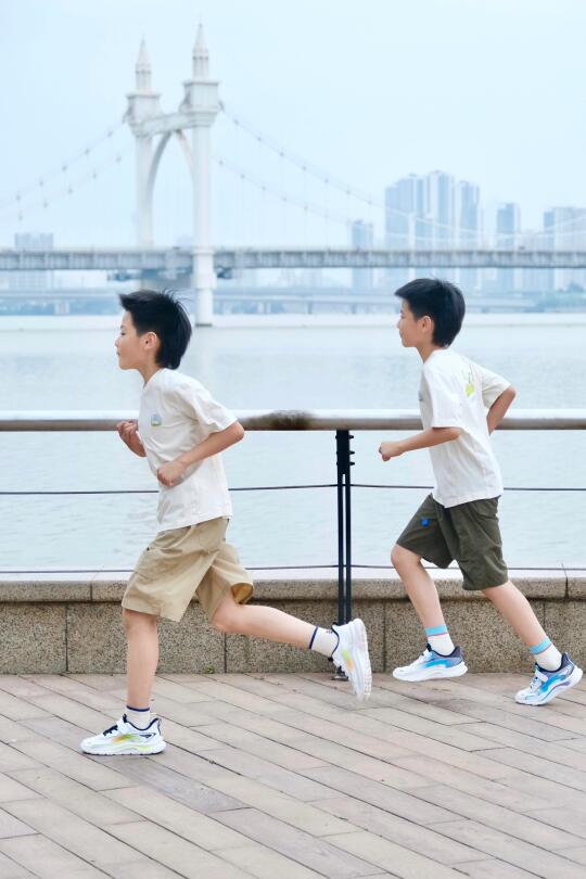 来看二年级小学生的体测陪跑搭子