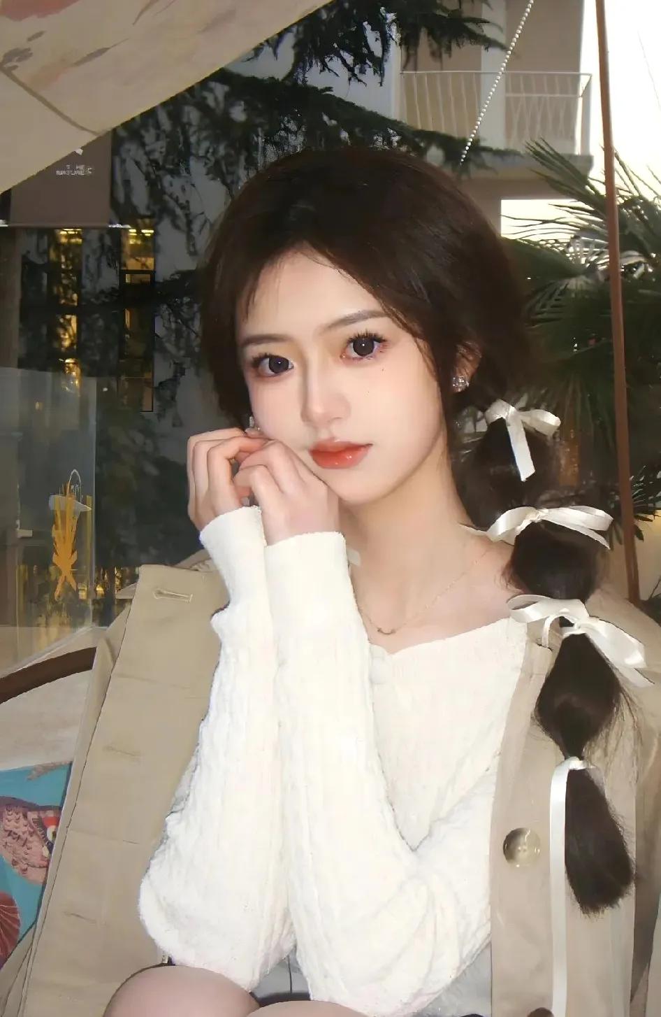 别喊穷，没人会给你钱。在这个现实的社会里，诉苦和贫穷并不能换来同情和援助。人们往
