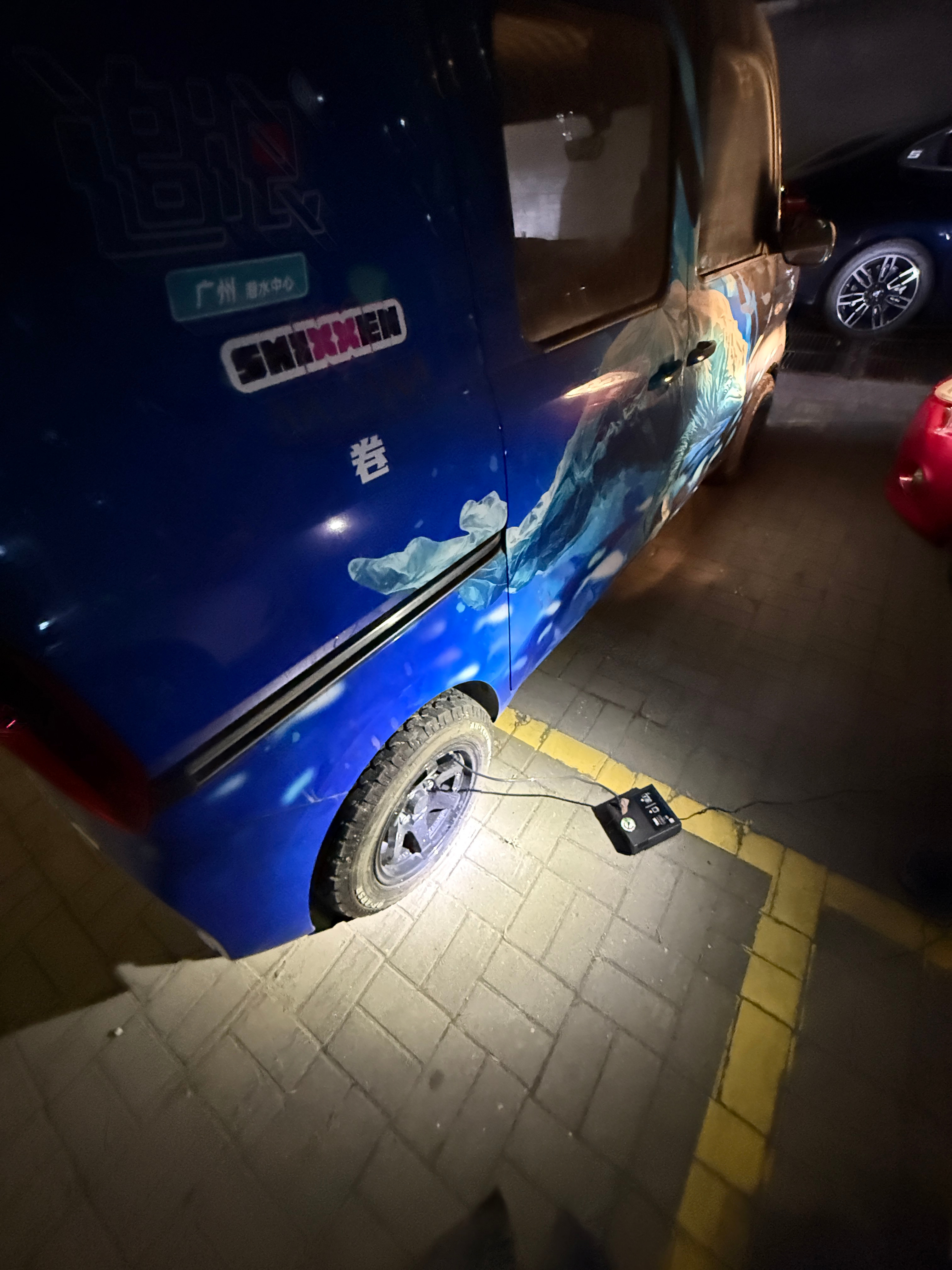 紧急救援一下我的小五菱～北京这个风刮的脸生疼，站了十分钟就成这样了我与汽车的日常