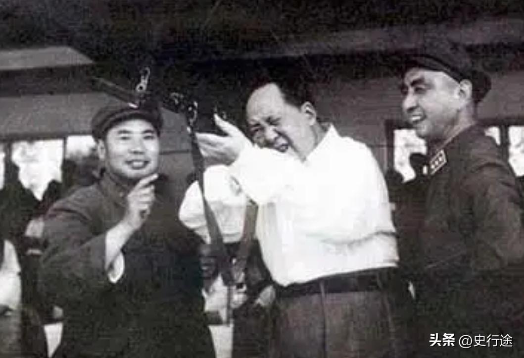 毛主席一生光明磊落，却有三个不为人知的小习惯
第一：毛主席从不碰软床！
第二：毛