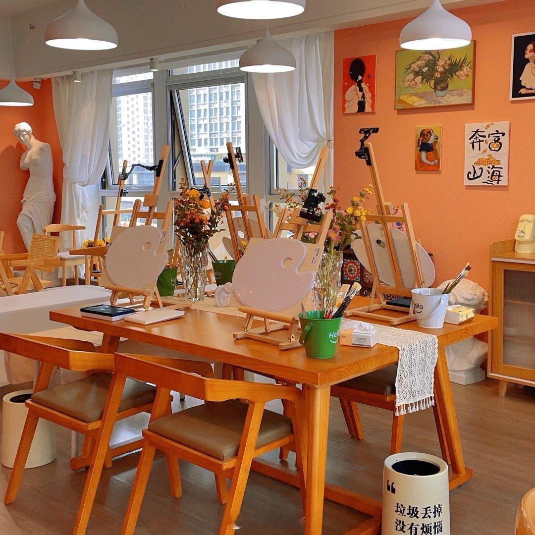  10平米是在家享受的最小单位 10平米的绘画室，画板、颜料、画笔，描绘心中的世