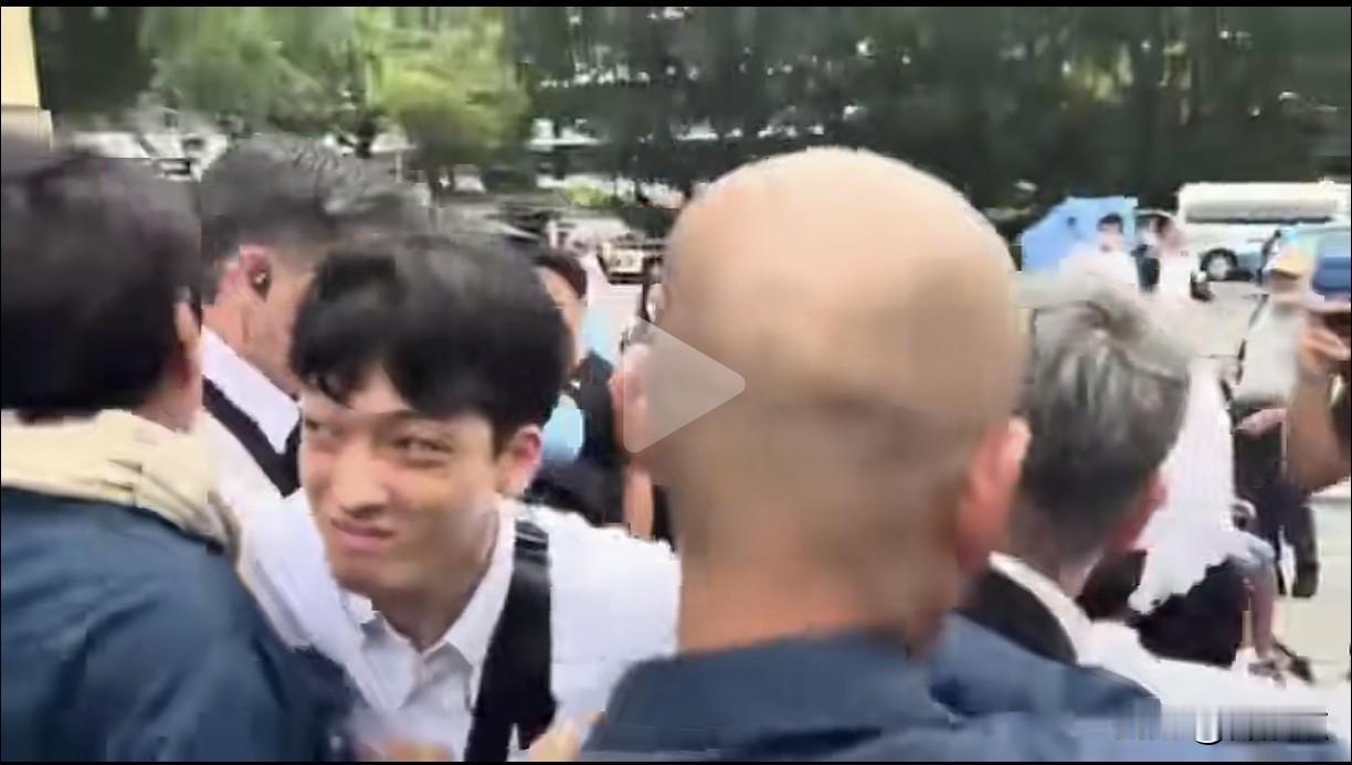 笑死了，有个台岛的男子，为了表示自己爱日本、反中，于是他跑到日本去，在“神社”门