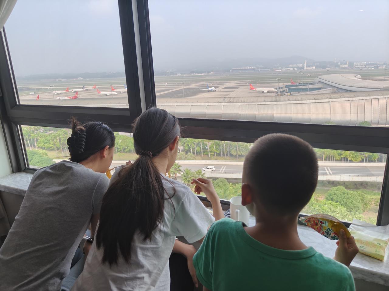 住在飞机跑道旁边，是什么体验？这是广西南宁吴圩国际机场，旁边这个酒店是独一家，价