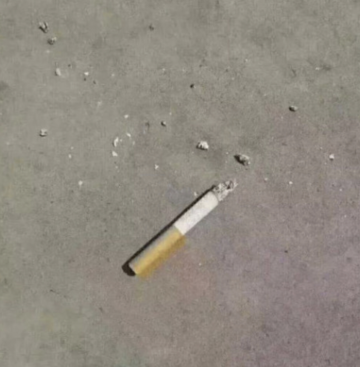 这个烟头应该是交易员抽过的，烟灰比较完整，应该是蹲着抽的，而且当时无风，只有一个