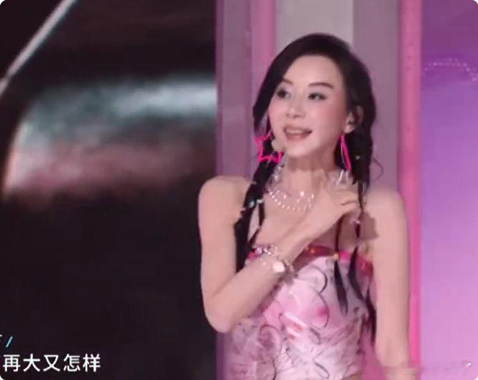 萧蔷古早千禧辣妹萧蔷这身装扮太美了！这哪里是前辈，这明明是千禧辣妹！乘风2026