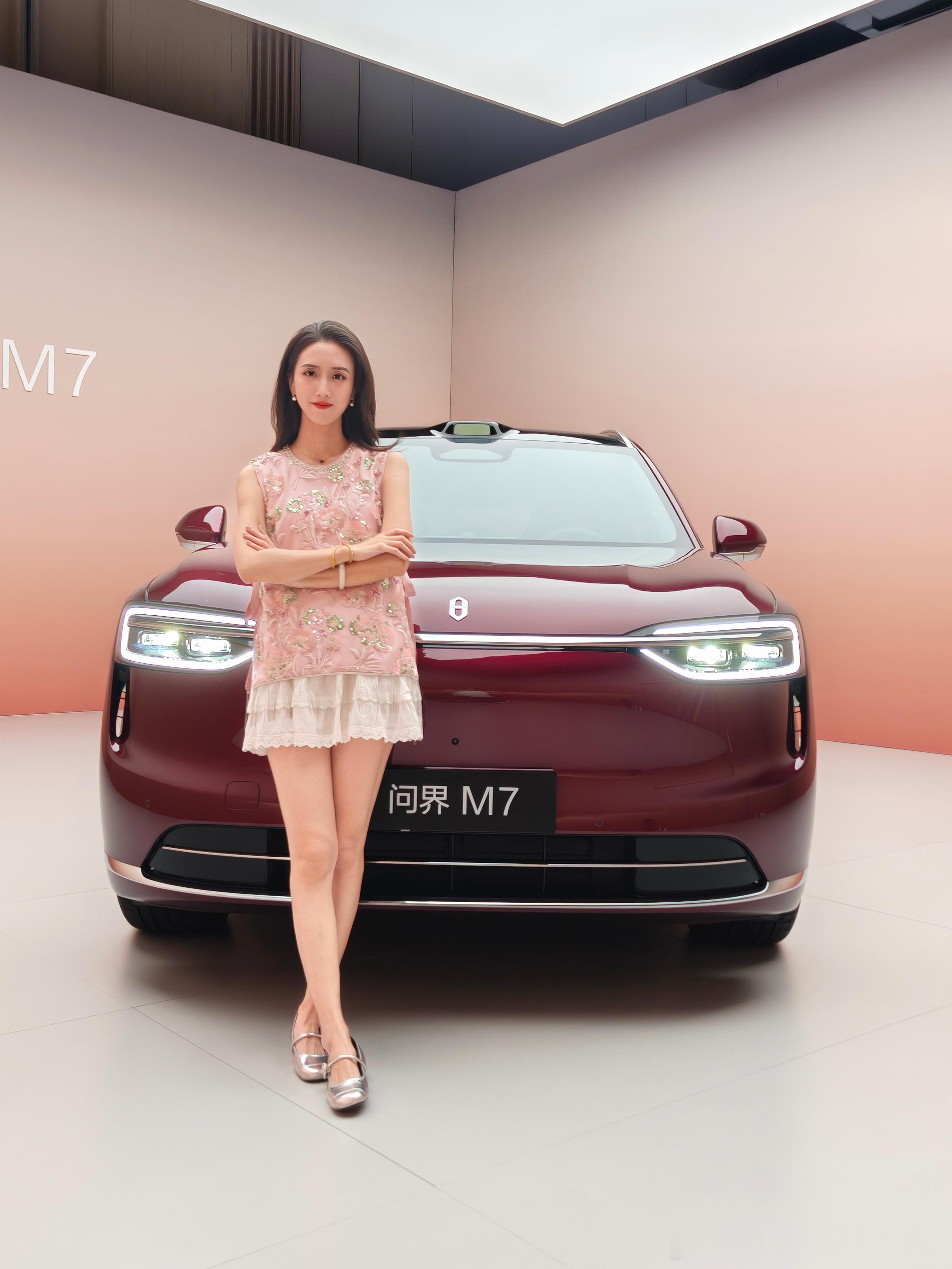 早呀朋友们，全新问界m7 我觉得珊瑚红、海岛蓝、鎏⾦⿊、暖云⽩这四个颜色都很好看