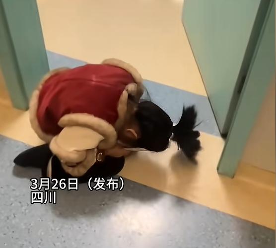 跪在诊室门口的6岁女孩，

妈妈正在里面大出血，

她却一直喊着“妈妈最棒”。