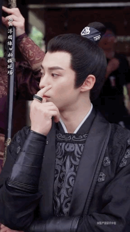 王鹤棣的玩具~肖铎的戒指，无聊的时候转着玩儿[哈哈]王鹤棣王鹤棣浮图缘王鹤棣肖铎